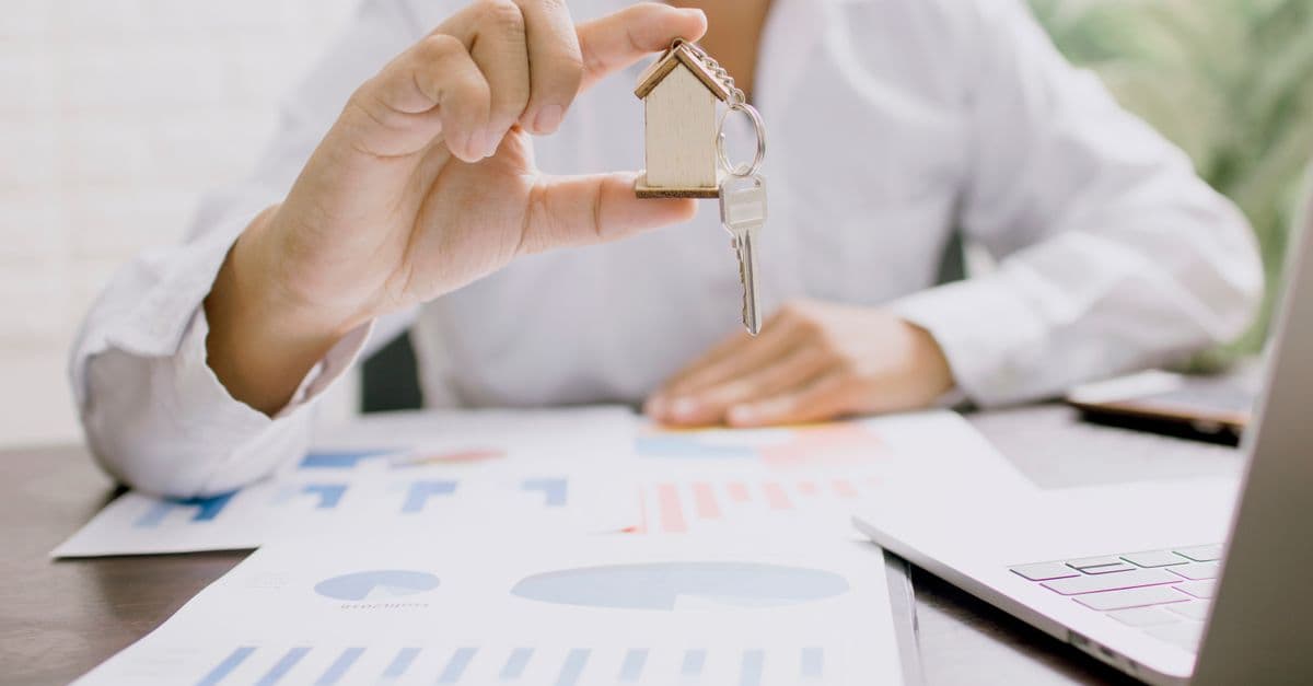 Real estate agent using automated social media content creation tools